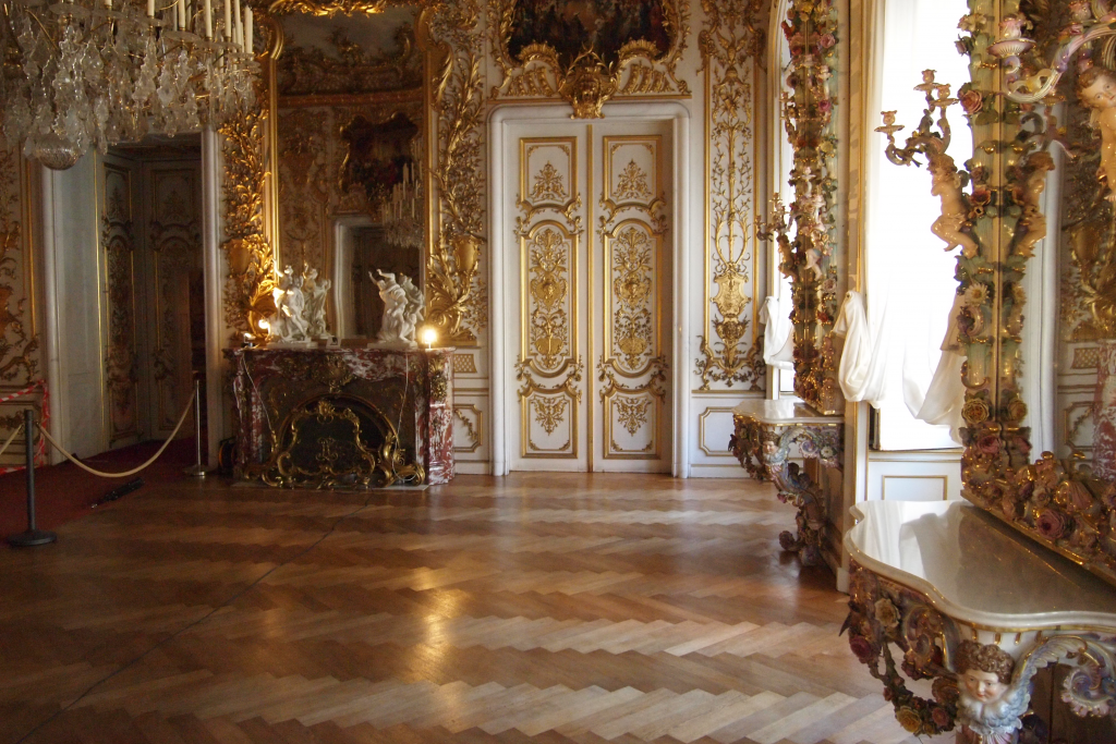Endzustand nach Restaurierung des 100 qm umfassenden Fischgrätparketts im Schlafzimmer von Schloss Linderhof