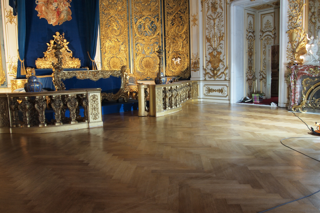Endzustand nach Restaurierung des 100 qm umfassenden Fischgrätparketts im Schlafzimmer von Schloss Linderhof